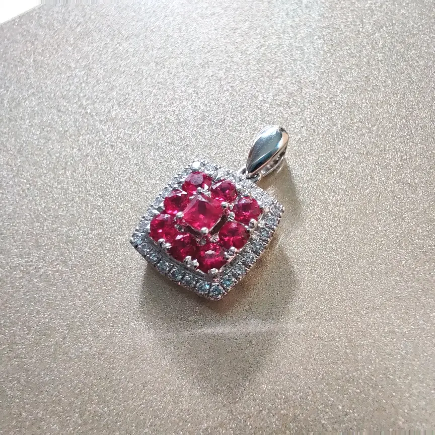 【【吊坠】18k金+红宝石+钻石(不含链子)宝石色泽艳丽
主石:0.11ct/1p+0.44ct/8p 货重:2.24g##**】图2