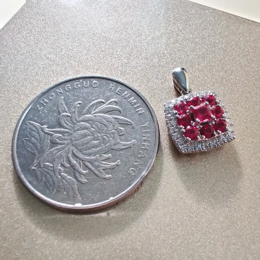 【【吊坠】18k金+红宝石+钻石(不含链子)宝石色泽艳丽
主石:0.11ct/1p+0.44ct/8p 货重:2.24g##**】图4