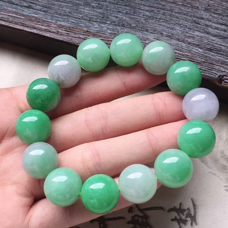 缅甸翡翠春带彩圆珠手串,自然光实拍,颜色漂亮,玉质莹润,佩戴佳品,单