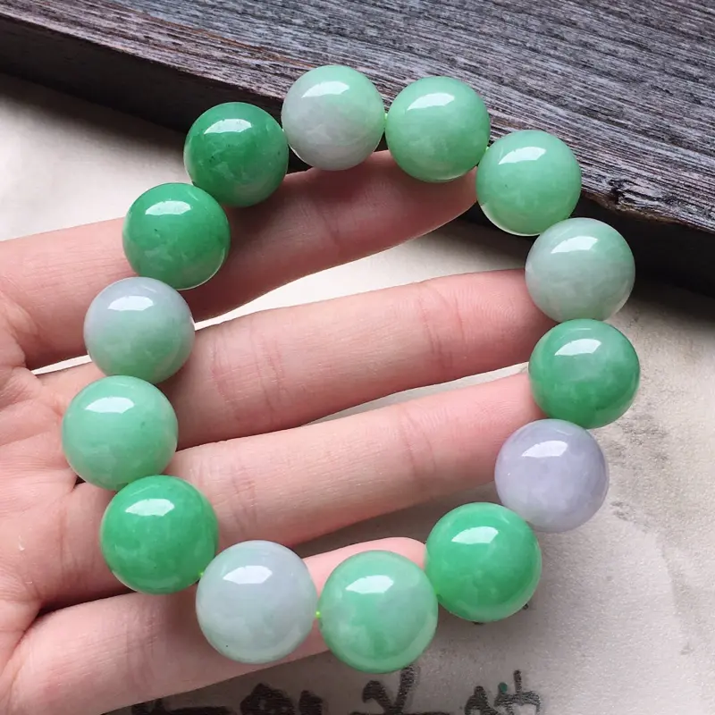 缅甸翡翠春带彩圆珠手串,自然光实拍,颜色漂亮,玉质莹润,佩戴佳品,单