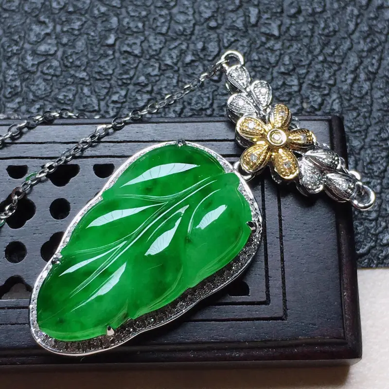 缅甸翡翠18k金伴钻镶嵌带绿叶子项链,颜色好,玉质细腻,雕工精美,佩戴