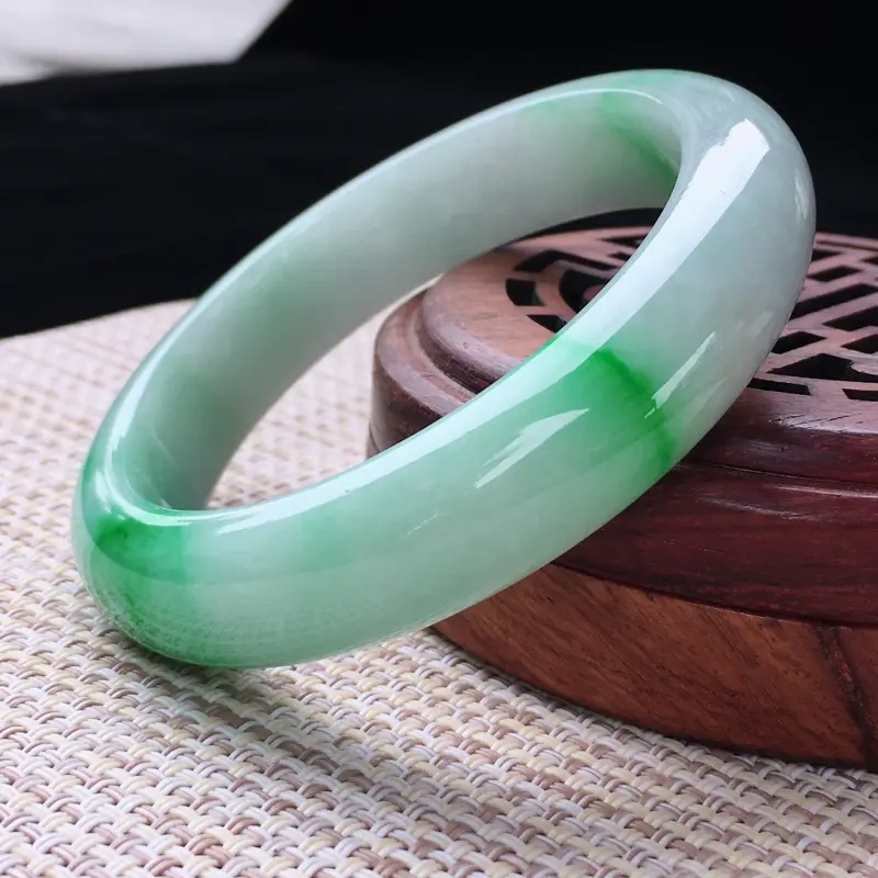 8.天然翡翠a货.老坑细糯种飘绿手镯.玉质莹润,佩戴清秀优雅.尺寸:56.