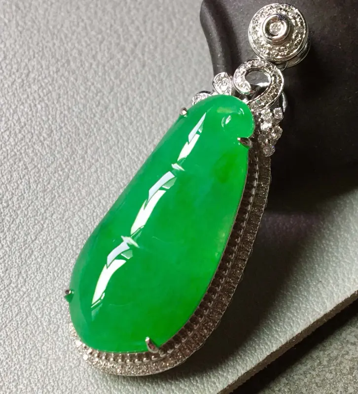 翡翠a货 糯种水润飘绿翡翠关公吊坠 尺寸59.8/7.