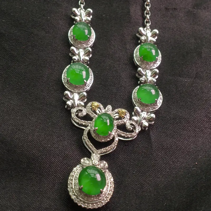 天然翡翠a货,满绿项链,料子细腻,冰透水润,色泽鲜艳,豪华镶嵌,性价比