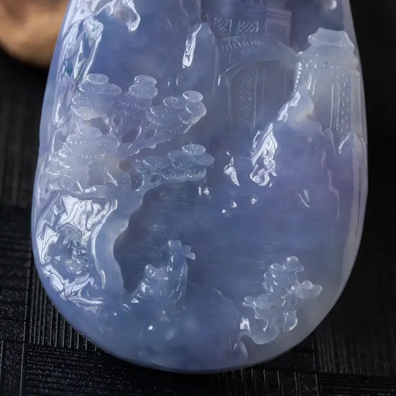 【中国玉石雕刻华表奖优秀奖,杨克召大师作品,紫罗兰鸿运当头,色泽艳丽,种水十足,玉质细腻,莹润光泽,雕工精湛大气,线条流畅,意境悠远,尺寸72.5*46.3*11.1】图5