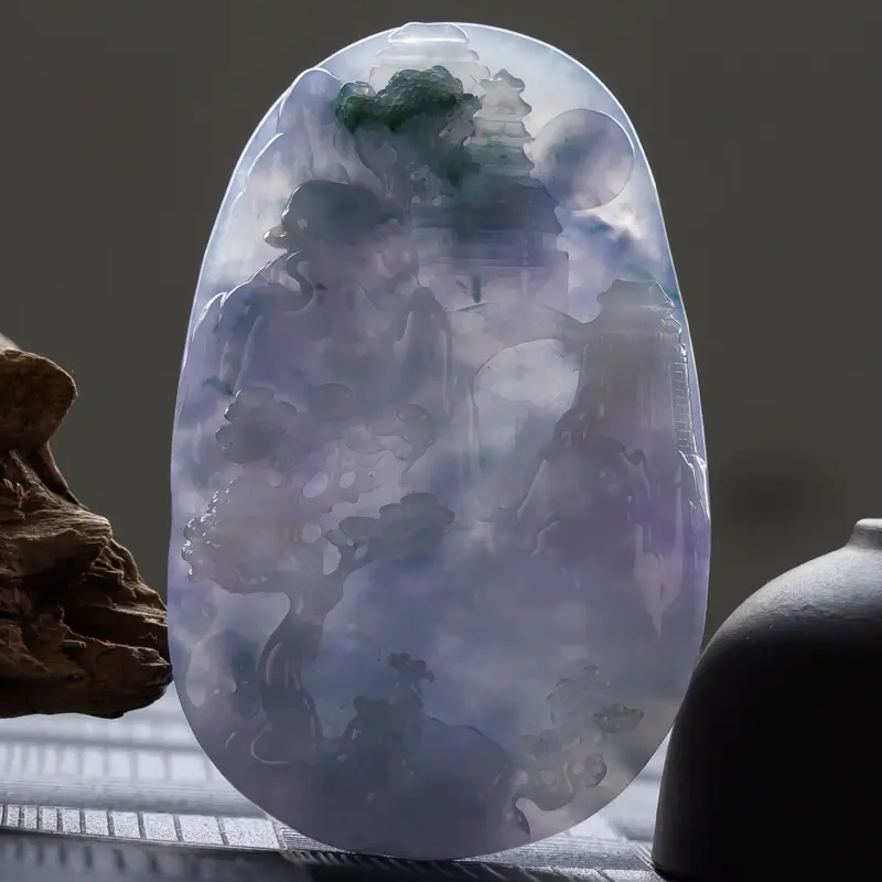 【中国玉石雕刻华表奖优秀奖,杨克召大师作品,紫罗兰鸿运当头,色泽艳丽,种水十足,玉质细腻,莹润光泽,雕工精湛大气,线条流畅,意境悠远,尺寸72.5*46.3*11.1】图11