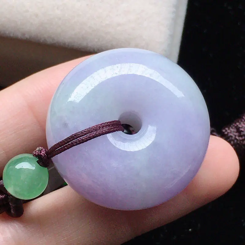 缅甸翡翠饱满春带彩平安扣吊坠(顶珠为装饰珠),自然光实拍,颜色漂亮