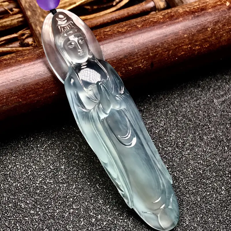【许群豪老师作品🙏🙏老坑玻璃种站观音法相。种水一流,质地无可挑剔,晶莹剔透,冰感极强,起强刚性光,在不同光线下呈现纯透或者微微泛着绿色光泽。
业界巅峰工艺,开脸工艺水平之高令人惊为天人,刚性光泽闪耀动人,收藏传世品质,升值空间值得期待。立体造型,佩戴效果极佳,强烈推荐有预算的翠友入手。图中配珠为装饰珠。】图3