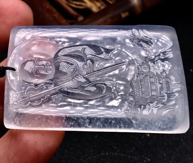 【周文赵老师作品🙏🙏地藏王菩萨正牌。老坑高冰种水,稀缺木那料,经典雪花棉。纯白冰材料,冰润度通透度极佳,料子细腻水润,起强荧光,通体玻璃光泽闪耀。
专业人物大师周文赵作品,雕琢技法简约而精美,没有多余的修饰与元素,塑造了地藏王菩萨法相降临之图景。地藏王有“地狱不空誓不成佛”的宏大愿景,不但有护佑的象征,还是立誓励志的典范。
原料与雕工均属业内一流,强烈推荐有需要的翠友入手,佩戴极佳,收藏亦是非常好的选择。】图6