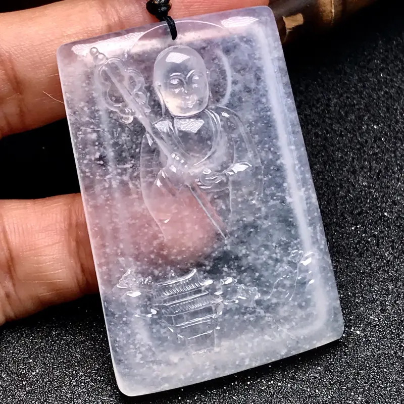 【周文赵老师作品🙏🙏地藏王菩萨正牌。老坑高冰种水,稀缺木那料,经典雪花棉。纯白冰材料,冰润度通透度极佳,料子细腻水润,起强荧光,通体玻璃光泽闪耀。
专业人物大师周文赵作品,雕琢技法简约而精美,没有多余的修饰与元素,塑造了地藏王菩萨法相降临之图景。地藏王有“地狱不空誓不成佛”的宏大愿景,不但有护佑的象征,还是立誓励志的典范。
原料与雕工均属业内一流,强烈推荐有需要的翠友入手,佩戴极佳,收藏亦是非常好的选择。】图2