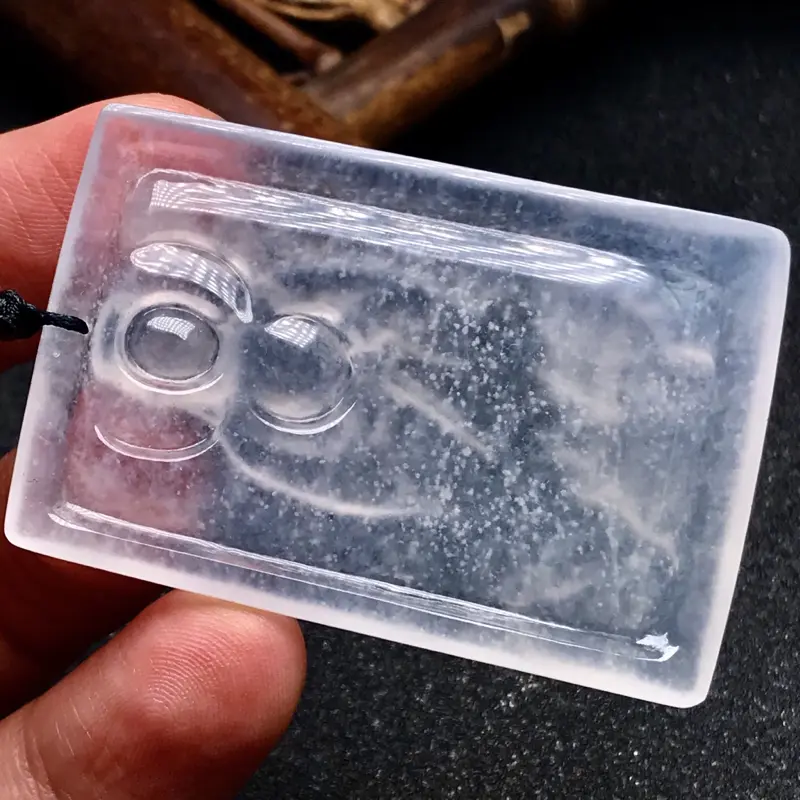 【周文赵老师作品🙏🙏地藏王菩萨正牌。老坑高冰种水,稀缺木那料,经典雪花棉。纯白冰材料,冰润度通透度极佳,料子细腻水润,起强荧光,通体玻璃光泽闪耀。
专业人物大师周文赵作品,雕琢技法简约而精美,没有多余的修饰与元素,塑造了地藏王菩萨法相降临之图景。地藏王有“地狱不空誓不成佛”的宏大愿景,不但有护佑的象征,还是立誓励志的典范。
原料与雕工均属业内一流,强烈推荐有需要的翠友入手,佩戴极佳,收藏亦是非常好的选择。】图8