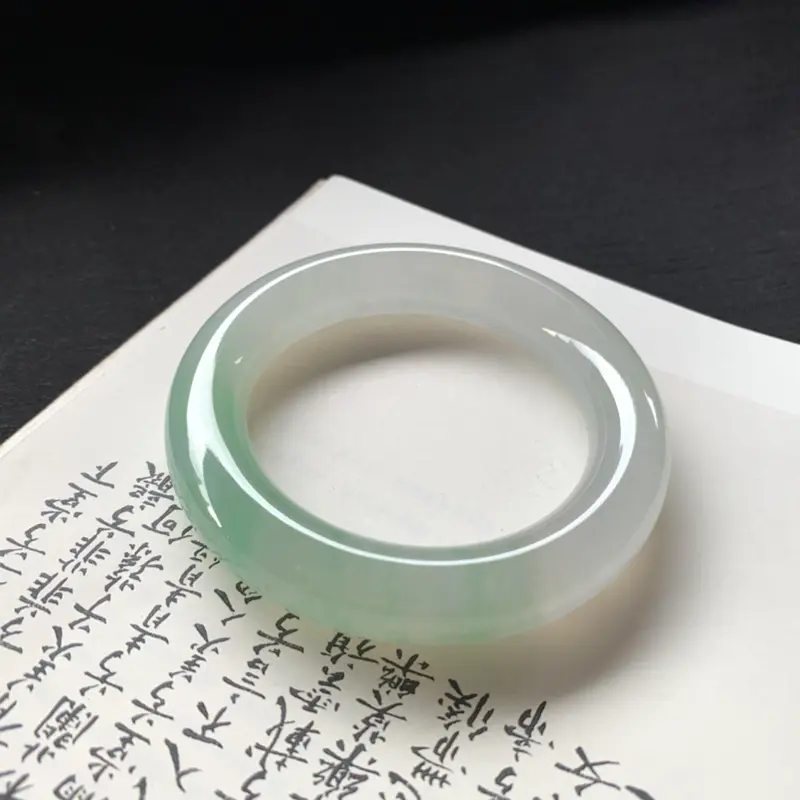 【冰糯种飘绿圆条手镯,冰润润的,色泽鲜美艳丽,值得拥有,完美!】图1