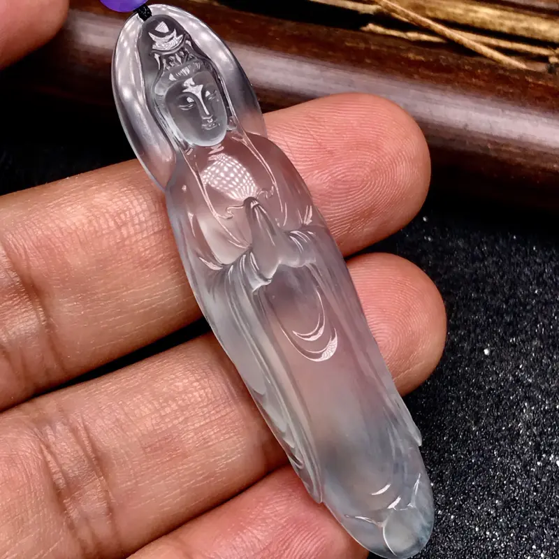 【许群豪老师作品🙏🙏老坑玻璃种站观音法相。种水一流,质地无可挑剔,晶莹剔透,冰感极强,起强刚性光,在不同光线下呈现纯透或者微微泛着绿色光泽。
业界巅峰工艺,开脸工艺水平之高令人惊为天人,刚性光泽闪耀动人,收藏传世品质,升值空间值得期待。立体造型,佩戴效果极佳,强烈推荐有预算的翠友入手。图中配珠为装饰珠。】图6