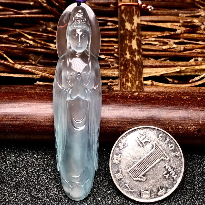 【许群豪老师作品🙏🙏老坑玻璃种站观音法相。种水一流,质地无可挑剔,晶莹剔透,冰感极强,起强刚性光,在不同光线下呈现纯透或者微微泛着绿色光泽。
业界巅峰工艺,开脸工艺水平之高令人惊为天人,刚性光泽闪耀动人,收藏传世品质,升值空间值得期待。立体造型,佩戴效果极佳,强烈推荐有预算的翠友入手。图中配珠为装饰珠。】图10