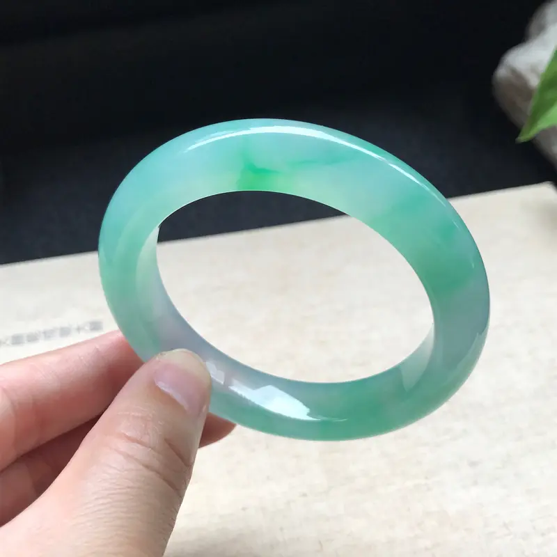 【正圈:52-11.7-9.2mm,冰种飘阳绿,色泽翠绿养眼,冰润通透,条形厚实,上手很气质】图7
