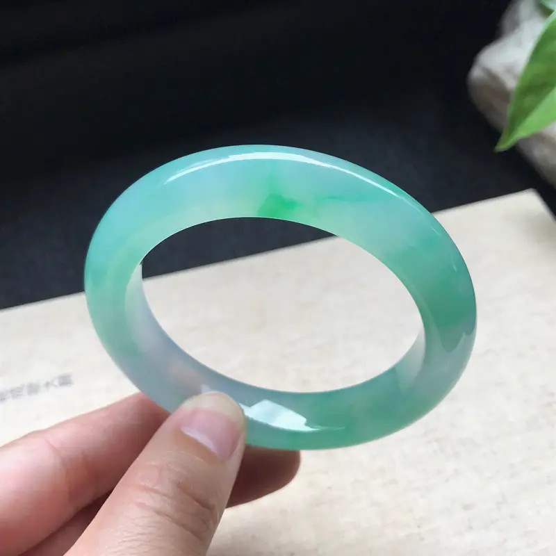 【正圈:52-11.7-9.2mm,冰种飘阳绿,色泽翠绿养眼,冰润通透,条形厚实,上手很气质】图3