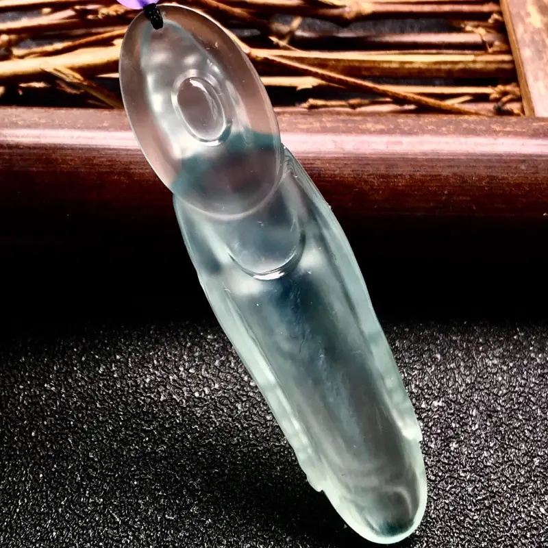 【许群豪老师作品🙏🙏老坑玻璃种站观音法相。种水一流,质地无可挑剔,晶莹剔透,冰感极强,起强刚性光,在不同光线下呈现纯透或者微微泛着绿色光泽。
业界巅峰工艺,开脸工艺水平之高令人惊为天人,刚性光泽闪耀动人,收藏传世品质,升值空间值得期待。立体造型,佩戴效果极佳,强烈推荐有预算的翠友入手。图中配珠为装饰珠。】图11