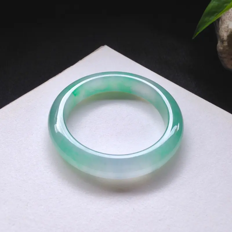 【正圈:52-11.7-9.2mm,冰种飘阳绿,色泽翠绿养眼,冰润通透,条形厚实,上手很气质】图2