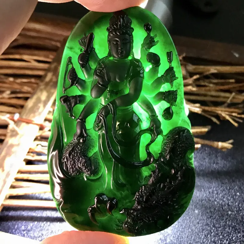 【周旺老师力作🙏🙏墨翠千手观音牌子。老坑高冰种材料,细腻度极高,一流材质,收藏品级。质地极佳,种水上乘,底子细腻异常,油亮黝黑,黑度上佳。打灯效果极好,弱灯下即能全透,而且是透浓浓的纯正阳绿色,动人异常,种质的细腻致密也是一目了然。 纯净度极高,品相之美一目了然,线条极为清晰,图中有明显感受,低品质墨翠完全无法比拟。大师雕工,千手观音法相雕刻周正,威严与慈蔼并存,神龙加持。 高端墨翠不多见,这件千手观音无论雕工还是原料,都是巅峰品级享受。强烈推荐入手,有此一件收藏足矣。】图11