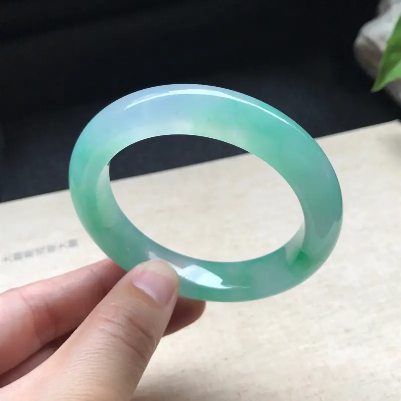 【正圈:52-11.7-9.2mm,冰种飘阳绿,色泽翠绿养眼,冰润通透,条形厚实,上手很气质】图4