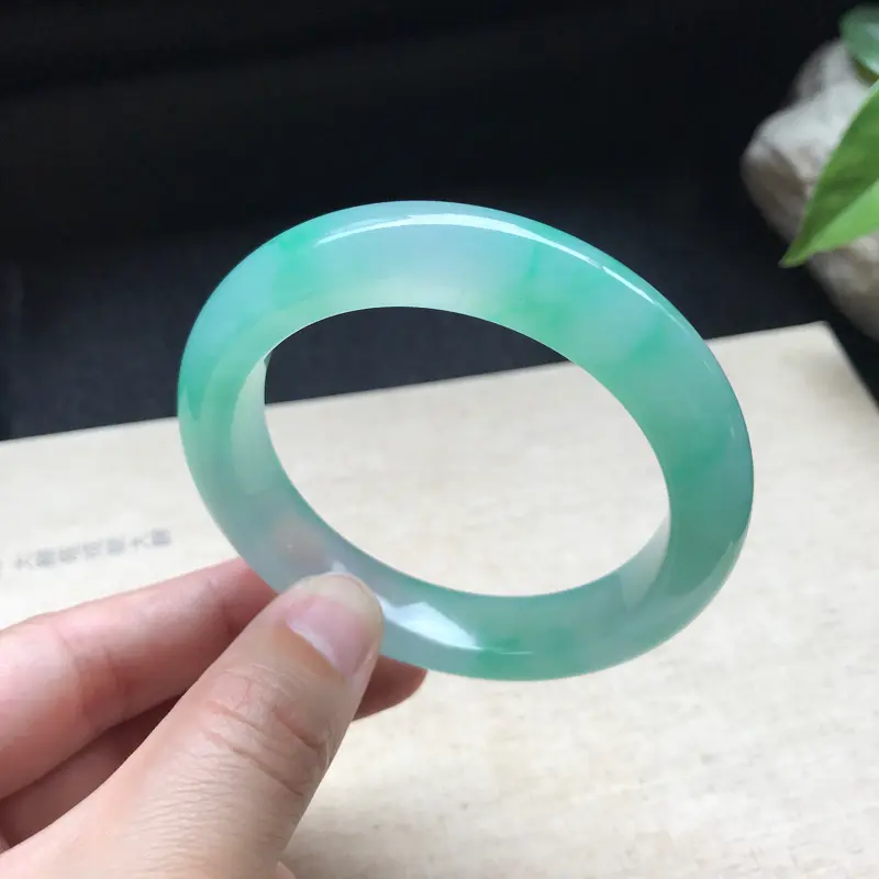 【正圈:52-11.7-9.2mm,冰种飘阳绿,色泽翠绿养眼,冰润通透,条形厚实,上手很气质】图8