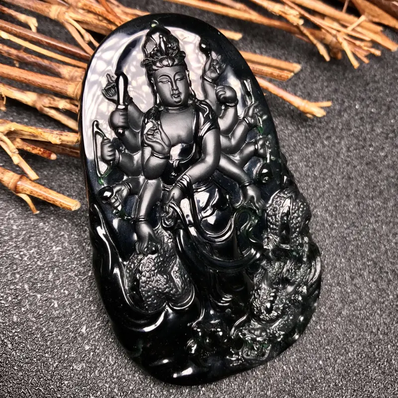 【周旺老师力作🙏🙏墨翠千手观音牌子。老坑高冰种材料,细腻度极高,一流材质,收藏品级。质地极佳,种水上乘,底子细腻异常,油亮黝黑,黑度上佳。打灯效果极好,弱灯下即能全透,而且是透浓浓的纯正阳绿色,动人异常,种质的细腻致密也是一目了然。 纯净度极高,品相之美一目了然,线条极为清晰,图中有明显感受,低品质墨翠完全无法比拟。大师雕工,千手观音法相雕刻周正,威严与慈蔼并存,神龙加持。 高端墨翠不多见,这件千手观音无论雕工还是原料,都是巅峰品级享受。强烈推荐入手,有此一件收藏足矣。】图3