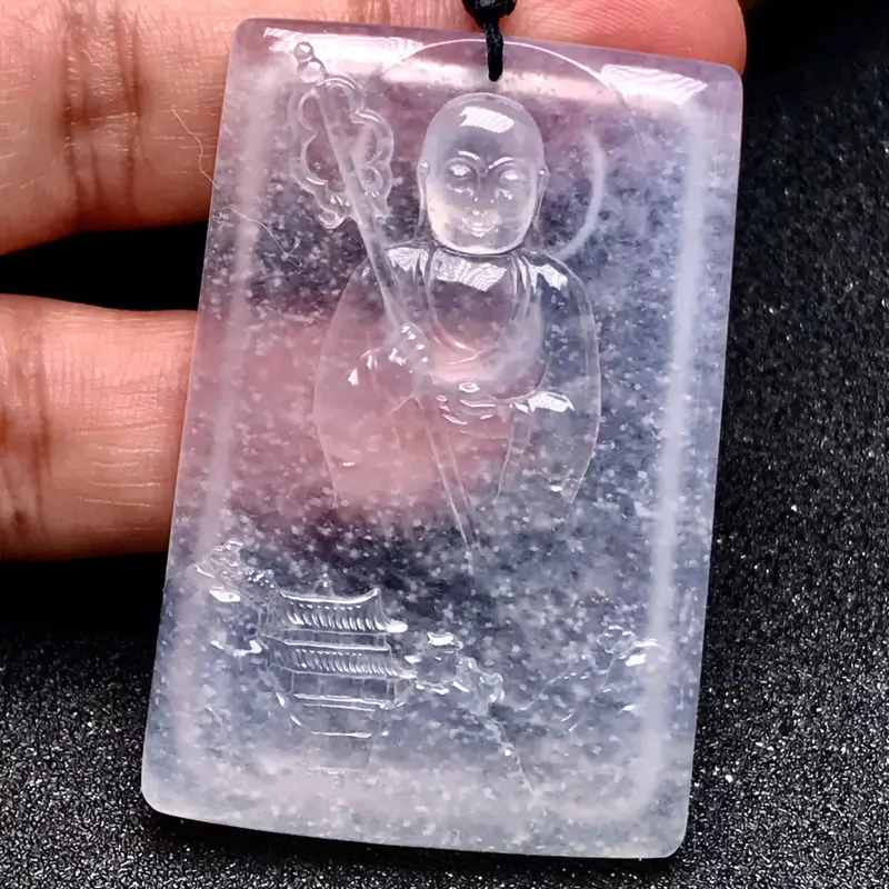 【周文赵老师作品🙏🙏地藏王菩萨正牌。老坑高冰种水,稀缺木那料,经典雪花棉。纯白冰材料,冰润度通透度极佳,料子细腻水润,起强荧光,通体玻璃光泽闪耀。
专业人物大师周文赵作品,雕琢技法简约而精美,没有多余的修饰与元素,塑造了地藏王菩萨法相降临之图景。地藏王有“地狱不空誓不成佛”的宏大愿景,不但有护佑的象征,还是立誓励志的典范。
原料与雕工均属业内一流,强烈推荐有需要的翠友入手,佩戴极佳,收藏亦是非常好的选择。】图3