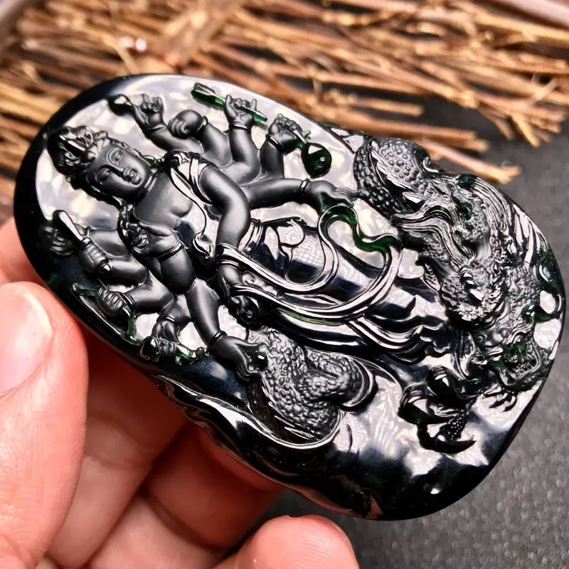 【周旺老师力作🙏🙏墨翠千手观音牌子。老坑高冰种材料,细腻度极高,一流材质,收藏品级。质地极佳,种水上乘,底子细腻异常,油亮黝黑,黑度上佳。打灯效果极好,弱灯下即能全透,而且是透浓浓的纯正阳绿色,动人异常,种质的细腻致密也是一目了然。 纯净度极高,品相之美一目了然,线条极为清晰,图中有明显感受,低品质墨翠完全无法比拟。大师雕工,千手观音法相雕刻周正,威严与慈蔼并存,神龙加持。 高端墨翠不多见,这件千手观音无论雕工还是原料,都是巅峰品级享受。强烈推荐入手,有此一件收藏足矣。】图6