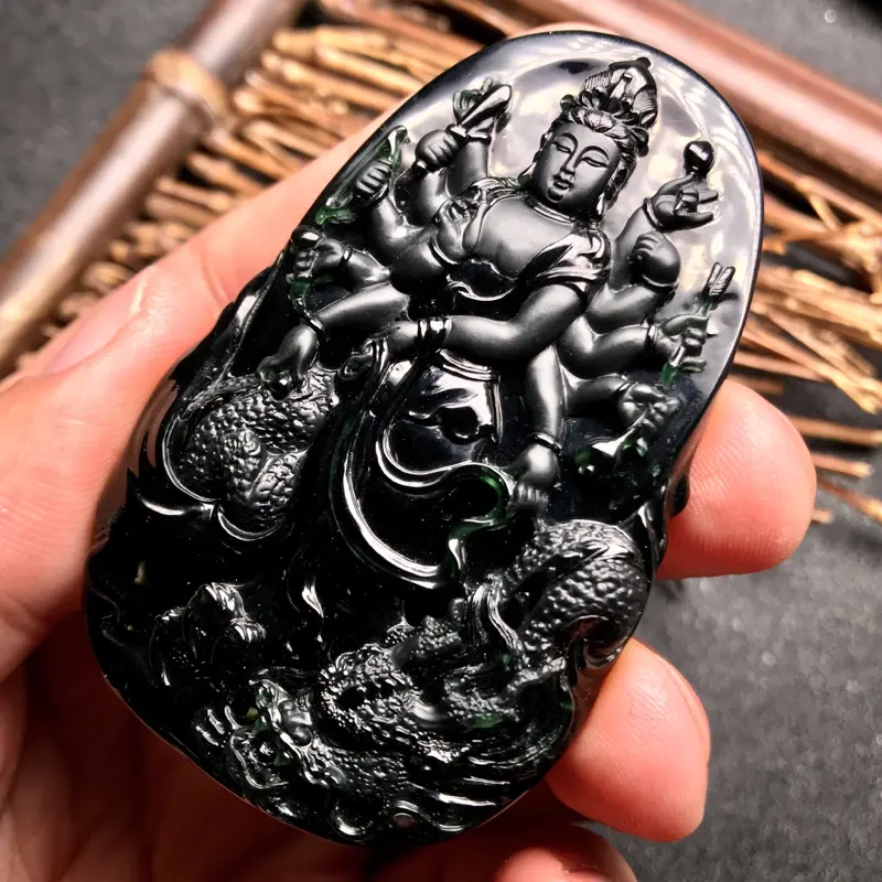【周旺老师力作🙏🙏墨翠千手观音牌子。老坑高冰种材料,细腻度极高,一流材质,收藏品级。质地极佳,种水上乘,底子细腻异常,油亮黝黑,黑度上佳。打灯效果极好,弱灯下即能全透,而且是透浓浓的纯正阳绿色,动人异常,种质的细腻致密也是一目了然。 纯净度极高,品相之美一目了然,线条极为清晰,图中有明显感受,低品质墨翠完全无法比拟。大师雕工,千手观音法相雕刻周正,威严与慈蔼并存,神龙加持。 高端墨翠不多见,这件千手观音无论雕工还是原料,都是巅峰品级享受。强烈推荐入手,有此一件收藏足矣。】图8