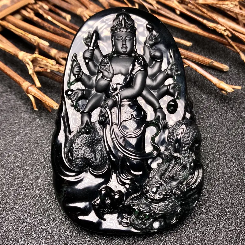 【周旺老师力作🙏🙏墨翠千手观音牌子。老坑高冰种材料,细腻度极高,一流材质,收藏品级。质地极佳,种水上乘,底子细腻异常,油亮黝黑,黑度上佳。打灯效果极好,弱灯下即能全透,而且是透浓浓的纯正阳绿色,动人异常,种质的细腻致密也是一目了然。 纯净度极高,品相之美一目了然,线条极为清晰,图中有明显感受,低品质墨翠完全无法比拟。大师雕工,千手观音法相雕刻周正,威严与慈蔼并存,神龙加持。 高端墨翠不多见,这件千手观音无论雕工还是原料,都是巅峰品级享受。强烈推荐入手,有此一件收藏足矣。】图4