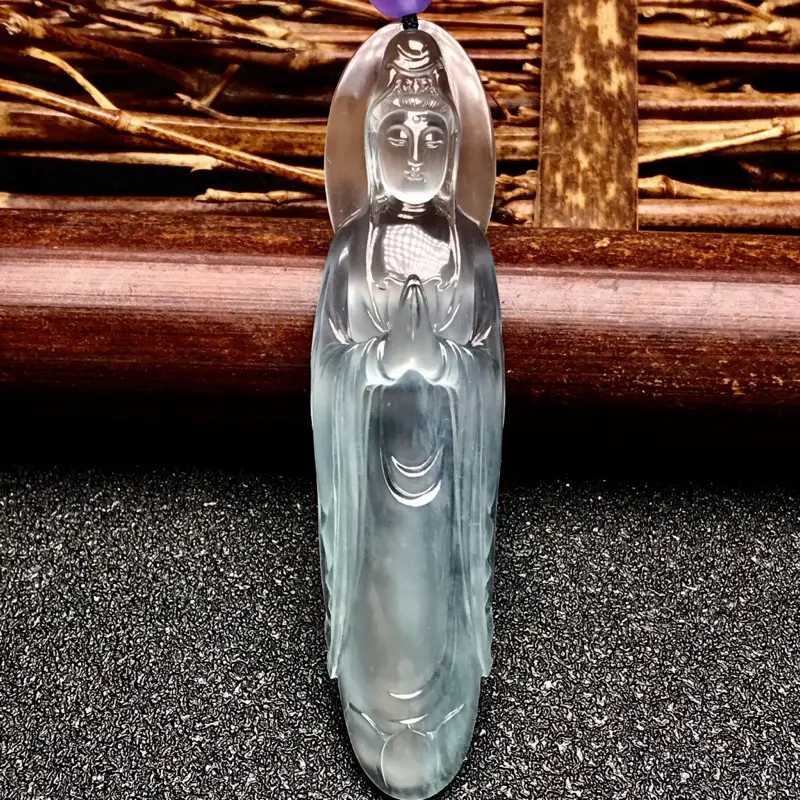 【许群豪老师作品🙏🙏老坑玻璃种站观音法相。种水一流,质地无可挑剔,晶莹剔透,冰感极强,起强刚性光,在不同光线下呈现纯透或者微微泛着绿色光泽。
业界巅峰工艺,开脸工艺水平之高令人惊为天人,刚性光泽闪耀动人,收藏传世品质,升值空间值得期待。立体造型,佩戴效果极佳,强烈推荐有预算的翠友入手。图中配珠为装饰珠。】图4