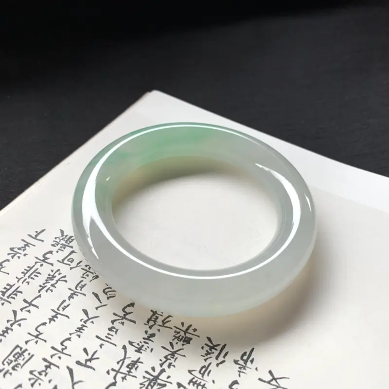 【冰糯种飘绿圆条手镯,冰润润的,色泽鲜美艳丽,值得拥有,完美!】图2