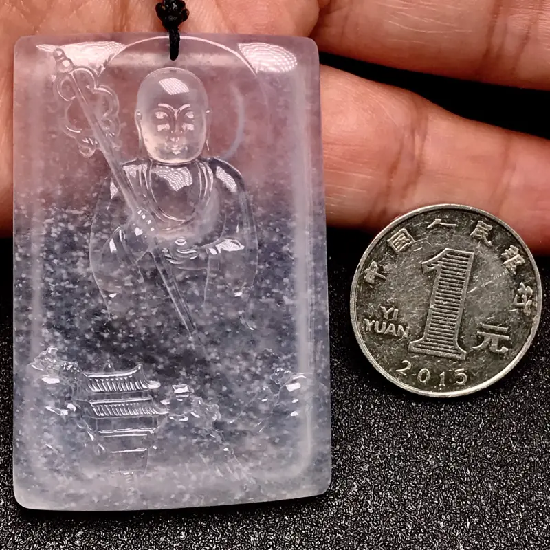 【周文赵老师作品🙏🙏地藏王菩萨正牌。老坑高冰种水,稀缺木那料,经典雪花棉。纯白冰材料,冰润度通透度极佳,料子细腻水润,起强荧光,通体玻璃光泽闪耀。
专业人物大师周文赵作品,雕琢技法简约而精美,没有多余的修饰与元素,塑造了地藏王菩萨法相降临之图景。地藏王有“地狱不空誓不成佛”的宏大愿景,不但有护佑的象征,还是立誓励志的典范。
原料与雕工均属业内一流,强烈推荐有需要的翠友入手,佩戴极佳,收藏亦是非常好的选择。】图9