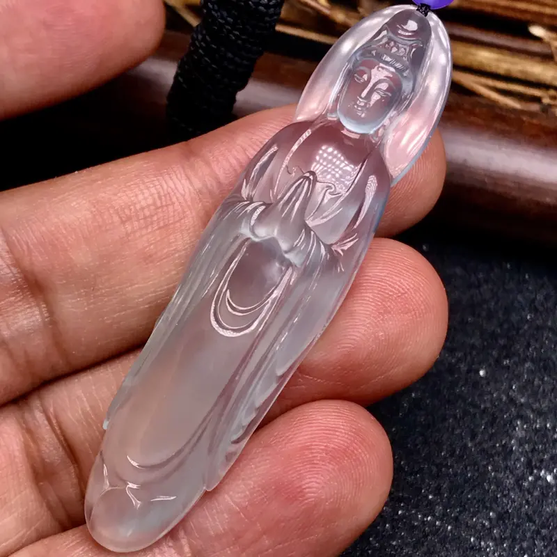 【许群豪老师作品🙏🙏老坑玻璃种站观音法相。种水一流,质地无可挑剔,晶莹剔透,冰感极强,起强刚性光,在不同光线下呈现纯透或者微微泛着绿色光泽。
业界巅峰工艺,开脸工艺水平之高令人惊为天人,刚性光泽闪耀动人,收藏传世品质,升值空间值得期待。立体造型,佩戴效果极佳,强烈推荐有预算的翠友入手。图中配珠为装饰珠。】图7