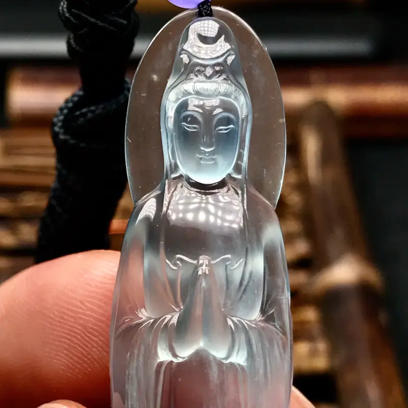 【许群豪老师作品🙏🙏老坑玻璃种站观音法相。种水一流,质地无可挑剔,晶莹剔透,冰感极强,起强刚性光,在不同光线下呈现纯透或者微微泛着绿色光泽。
业界巅峰工艺,开脸工艺水平之高令人惊为天人,刚性光泽闪耀动人,收藏传世品质,升值空间值得期待。立体造型,佩戴效果极佳,强烈推荐有预算的翠友入手。图中配珠为装饰珠。】图5