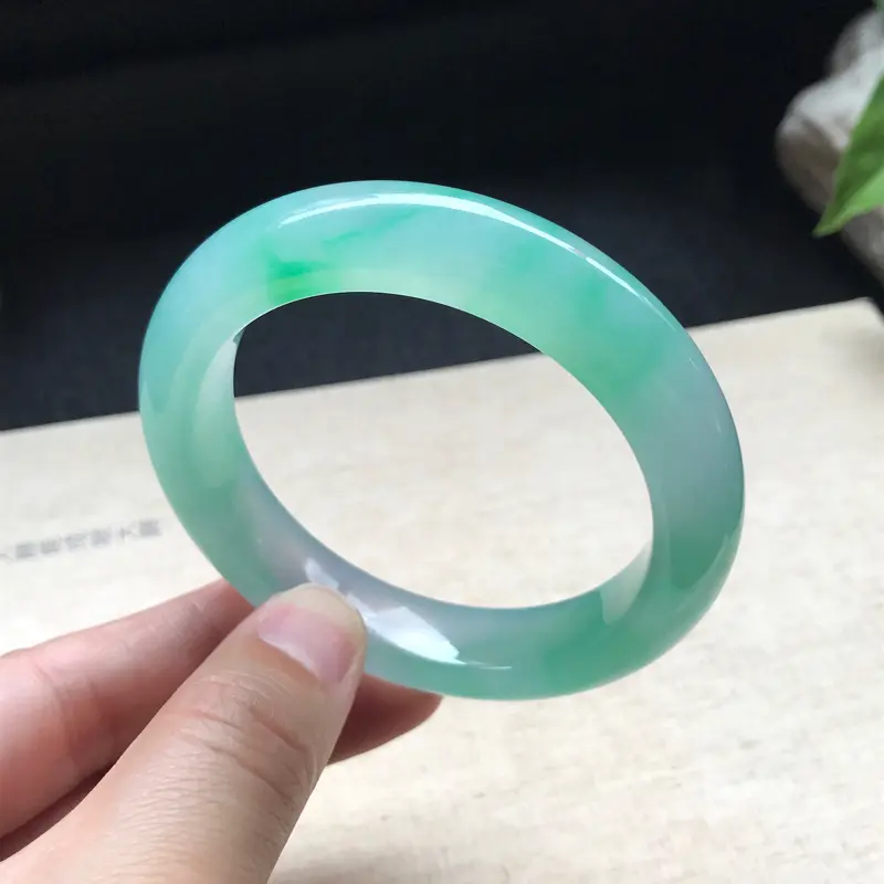 【正圈:52-11.7-9.2mm,冰种飘阳绿,色泽翠绿养眼,冰润通透,条形厚实,上手很气质】图6