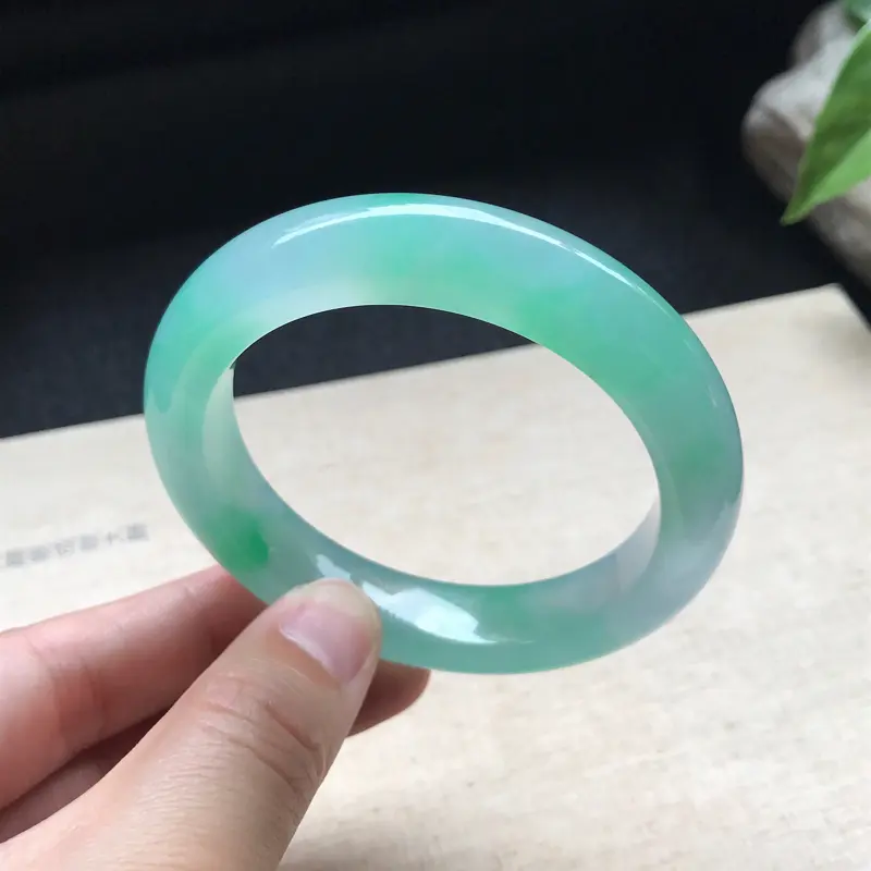 【正圈:52-11.7-9.2mm,冰种飘阳绿,色泽翠绿养眼,冰润通透,条形厚实,上手很气质】图5
