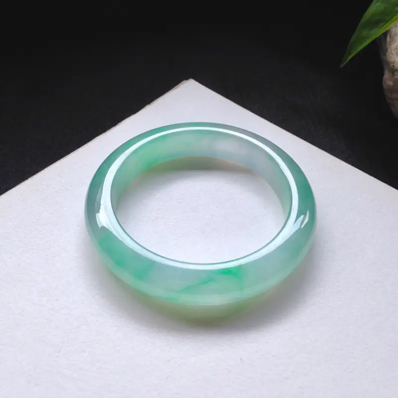 【正圈:52-11.7-9.2mm,冰种飘阳绿,色泽翠绿养眼,冰润通透,条形厚实,上手很气质】图1
