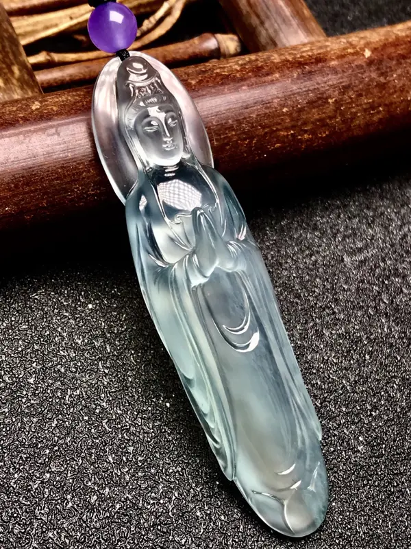 【许群豪老师作品🙏🙏老坑玻璃种站观音法相。种水一流,质地无可挑剔,晶莹剔透,冰感极强,起强刚性光,在不同光线下呈现纯透或者微微泛着绿色光泽。
业界巅峰工艺,开脸工艺水平之高令人惊为天人,刚性光泽闪耀动人,收藏传世品质,升值空间值得期待。立体造型,佩戴效果极佳,强烈推荐有预算的翠友入手。图中配珠为装饰珠。】图2