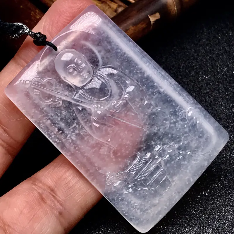 【周文赵老师作品🙏🙏地藏王菩萨正牌。老坑高冰种水,稀缺木那料,经典雪花棉。纯白冰材料,冰润度通透度极佳,料子细腻水润,起强荧光,通体玻璃光泽闪耀。
专业人物大师周文赵作品,雕琢技法简约而精美,没有多余的修饰与元素,塑造了地藏王菩萨法相降临之图景。地藏王有“地狱不空誓不成佛”的宏大愿景,不但有护佑的象征,还是立誓励志的典范。
原料与雕工均属业内一流,强烈推荐有需要的翠友入手,佩戴极佳,收藏亦是非常好的选择。】图4