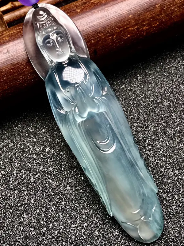 【许群豪老师作品🙏🙏老坑玻璃种站观音法相。种水一流,质地无可挑剔,晶莹剔透,冰感极强,起强刚性光,在不同光线下呈现纯透或者微微泛着绿色光泽。
业界巅峰工艺,开脸工艺水平之高令人惊为天人,刚性光泽闪耀动人,收藏传世品质,升值空间值得期待。立体造型,佩戴效果极佳,强烈推荐有预算的翠友入手。图中配珠为装饰珠。】图1