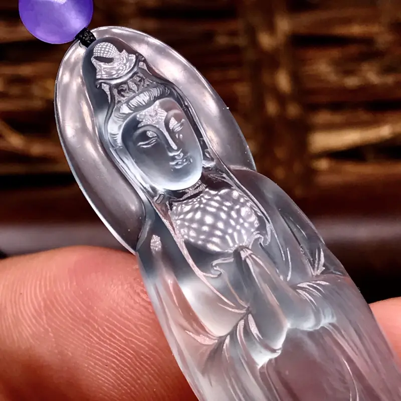 【许群豪老师作品🙏🙏老坑玻璃种站观音法相。种水一流,质地无可挑剔,晶莹剔透,冰感极强,起强刚性光,在不同光线下呈现纯透或者微微泛着绿色光泽。
业界巅峰工艺,开脸工艺水平之高令人惊为天人,刚性光泽闪耀动人,收藏传世品质,升值空间值得期待。立体造型,佩戴效果极佳,强烈推荐有预算的翠友入手。图中配珠为装饰珠。】图9