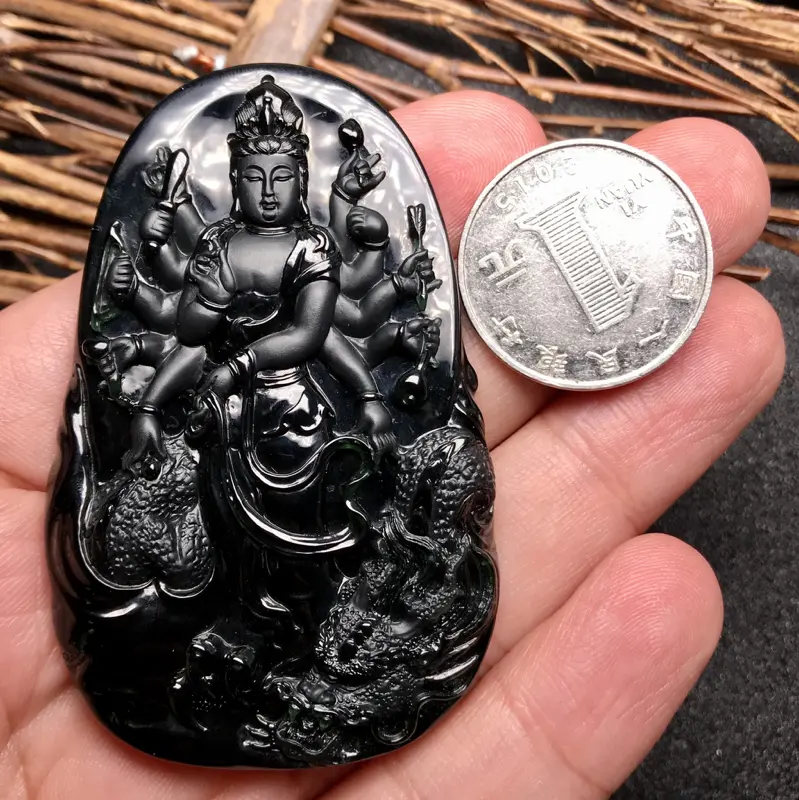 【周旺老师力作🙏🙏墨翠千手观音牌子。老坑高冰种材料,细腻度极高,一流材质,收藏品级。质地极佳,种水上乘,底子细腻异常,油亮黝黑,黑度上佳。打灯效果极好,弱灯下即能全透,而且是透浓浓的纯正阳绿色,动人异常,种质的细腻致密也是一目了然。 纯净度极高,品相之美一目了然,线条极为清晰,图中有明显感受,低品质墨翠完全无法比拟。大师雕工,千手观音法相雕刻周正,威严与慈蔼并存,神龙加持。 高端墨翠不多见,这件千手观音无论雕工还是原料,都是巅峰品级享受。强烈推荐入手,有此一件收藏足矣。】图9