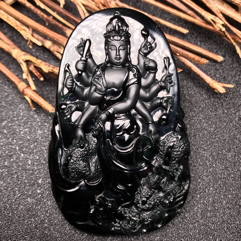 【周旺老师力作🙏🙏墨翠千手观音牌子。老坑高冰种材料,细腻度极高,一流材质,收藏品级。质地极佳,种水上乘,底子细腻异常,油亮黝黑,黑度上佳。打灯效果极好,弱灯下即能全透,而且是透浓浓的纯正阳绿色,动人异常,种质的细腻致密也是一目了然。 纯净度极高,品相之美一目了然,线条极为清晰,图中有明显感受,低品质墨翠完全无法比拟。大师雕工,千手观音法相雕刻周正,威严与慈蔼并存,神龙加持。 高端墨翠不多见,这件千手观音无论雕工还是原料,都是巅峰品级享受。强烈推荐入手,有此一件收藏足矣。】图1