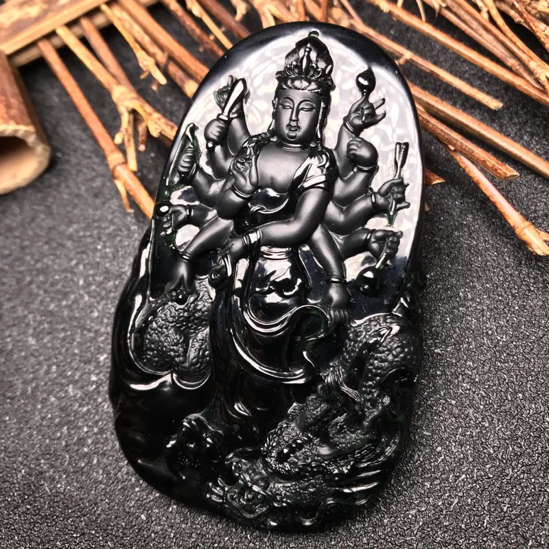 【周旺老师力作🙏🙏墨翠千手观音牌子。老坑高冰种材料,细腻度极高,一流材质,收藏品级。质地极佳,种水上乘,底子细腻异常,油亮黝黑,黑度上佳。打灯效果极好,弱灯下即能全透,而且是透浓浓的纯正阳绿色,动人异常,种质的细腻致密也是一目了然。 纯净度极高,品相之美一目了然,线条极为清晰,图中有明显感受,低品质墨翠完全无法比拟。大师雕工,千手观音法相雕刻周正,威严与慈蔼并存,神龙加持。 高端墨翠不多见,这件千手观音无论雕工还是原料,都是巅峰品级享受。强烈推荐入手,有此一件收藏足矣。】图2