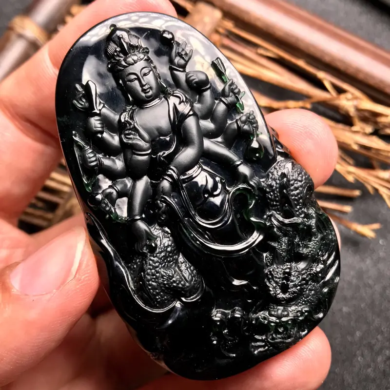 【周旺老师力作🙏🙏墨翠千手观音牌子。老坑高冰种材料,细腻度极高,一流材质,收藏品级。质地极佳,种水上乘,底子细腻异常,油亮黝黑,黑度上佳。打灯效果极好,弱灯下即能全透,而且是透浓浓的纯正阳绿色,动人异常,种质的细腻致密也是一目了然。 纯净度极高,品相之美一目了然,线条极为清晰,图中有明显感受,低品质墨翠完全无法比拟。大师雕工,千手观音法相雕刻周正,威严与慈蔼并存,神龙加持。 高端墨翠不多见,这件千手观音无论雕工还是原料,都是巅峰品级享受。强烈推荐入手,有此一件收藏足矣。】图7