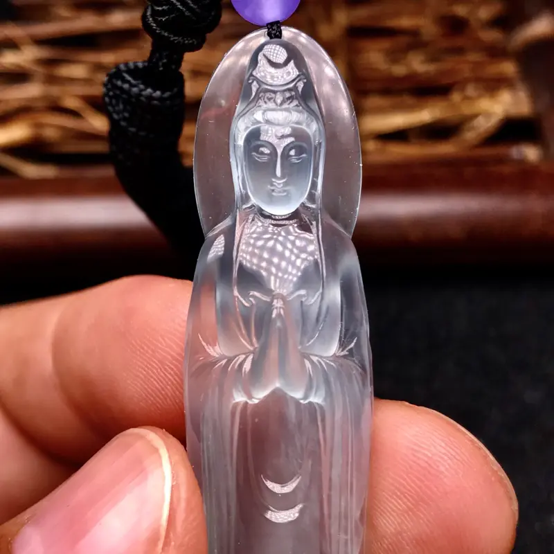 【许群豪老师作品🙏🙏老坑玻璃种站观音法相。种水一流,质地无可挑剔,晶莹剔透,冰感极强,起强刚性光,在不同光线下呈现纯透或者微微泛着绿色光泽。
业界巅峰工艺,开脸工艺水平之高令人惊为天人,刚性光泽闪耀动人,收藏传世品质,升值空间值得期待。立体造型,佩戴效果极佳,强烈推荐有预算的翠友入手。图中配珠为装饰珠。】图8