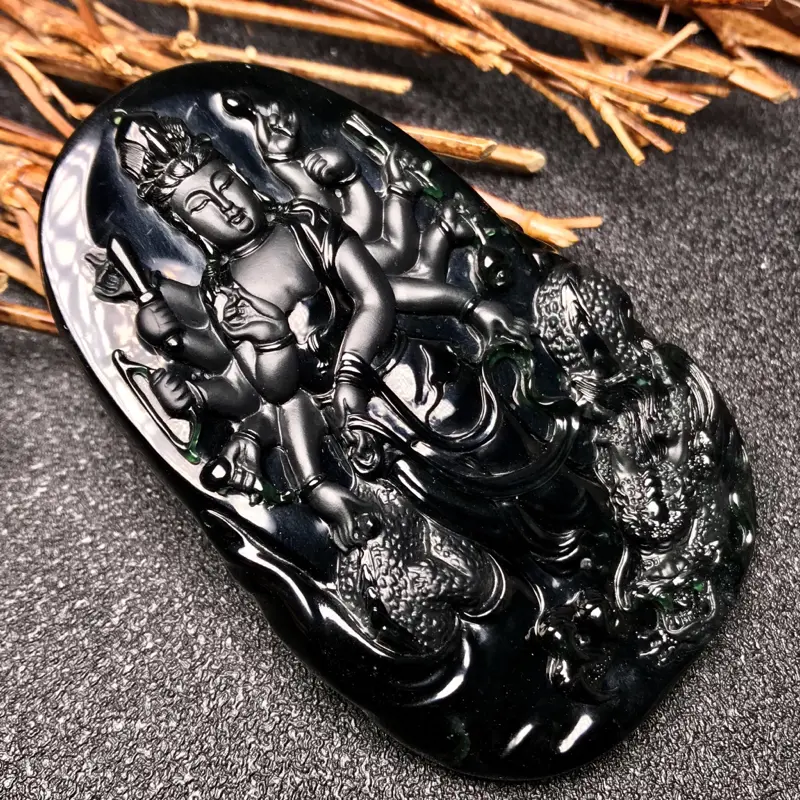 【周旺老师力作🙏🙏墨翠千手观音牌子。老坑高冰种材料,细腻度极高,一流材质,收藏品级。质地极佳,种水上乘,底子细腻异常,油亮黝黑,黑度上佳。打灯效果极好,弱灯下即能全透,而且是透浓浓的纯正阳绿色,动人异常,种质的细腻致密也是一目了然。 纯净度极高,品相之美一目了然,线条极为清晰,图中有明显感受,低品质墨翠完全无法比拟。大师雕工,千手观音法相雕刻周正,威严与慈蔼并存,神龙加持。 高端墨翠不多见,这件千手观音无论雕工还是原料,都是巅峰品级享受。强烈推荐入手,有此一件收藏足矣。】图5