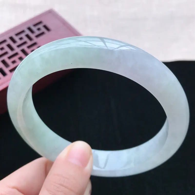 【正圈:64.5。天然翡翠A货。老坑糯化种飘绿手镯。玉质细腻,佩戴清秀优雅。尺寸:64.5*14*8.6mm】图5
