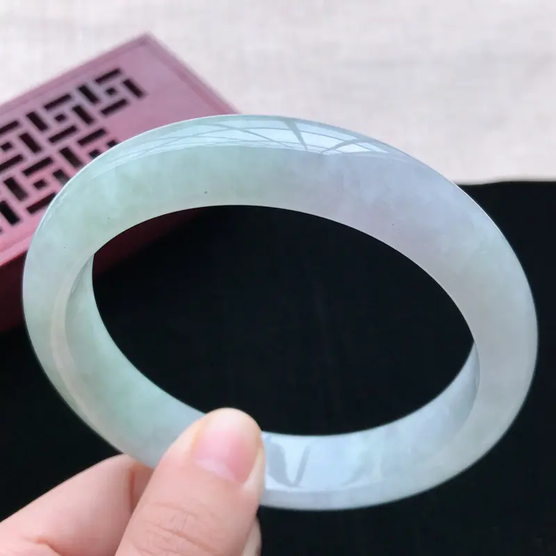 【正圈:64.5。天然翡翠A货。老坑糯化种飘绿手镯。玉质细腻,佩戴清秀优雅。尺寸:64.5*14*8.6mm】图4